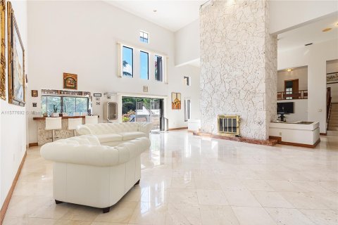 House in Coral Gables, Florida 4 bedrooms, 456.34 sq.m. № 1188904 - photo 7