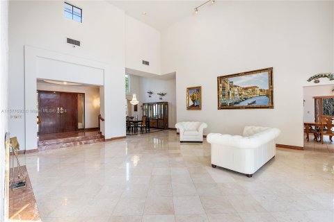 House in Coral Gables, Florida 4 bedrooms, 456.34 sq.m. № 1188904 - photo 27