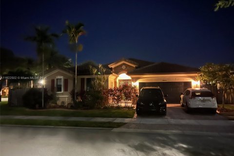 House in Miami, Florida 4 bedrooms, 213.02 sq.m. № 1269294 - photo 1