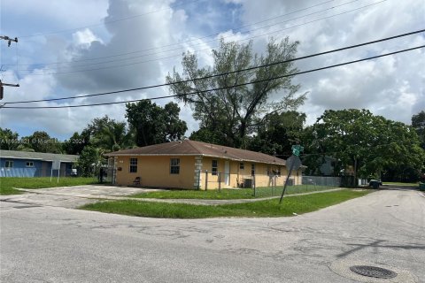 Propiedad comercial en venta en Miami, Florida, 242.47 m2 № 1352045 - foto 2