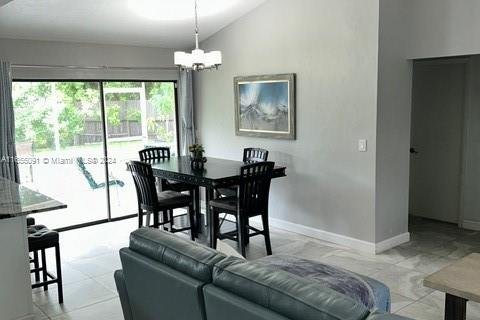 House in Naples, Florida 4 bedrooms, 157.66 sq.m. № 1352046 - photo 5