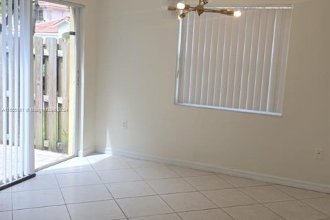 Townhouse in Miami Lakes, Florida 3 bedrooms № 1352047 - photo 14