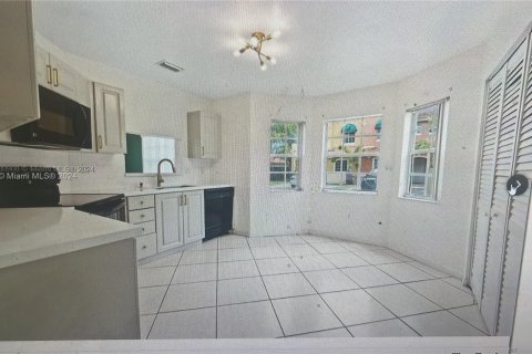 Townhouse in Miami Lakes, Florida 3 bedrooms № 1352047 - photo 1