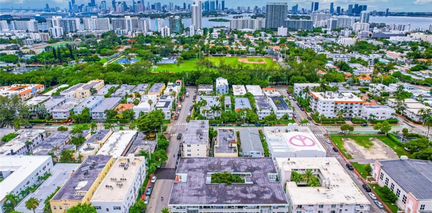 Estudio en el Condominio en Miami Beach, Florida  № 1352044