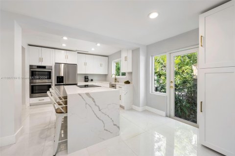 House in Miami, Florida 4 bedrooms, 238.29 sq.m. № 1428080 - photo 17