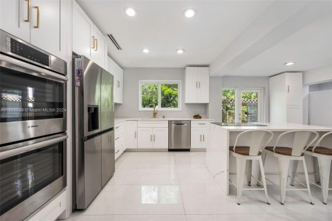 House in Miami, Florida 4 bedrooms, 238.29 sq.m. № 1428080 - photo 16