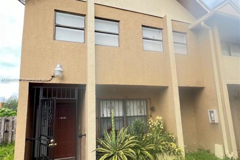 Adosado en venta en Hialeah, Florida, 3 dormitorios, 122.35 m2 № 1381656 - foto 1