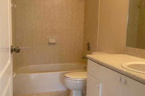 Townhouse in Hialeah, Florida 3 bedrooms, 139.35 sq.m. № 814656 - photo 12