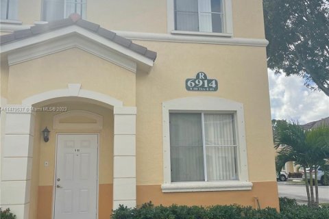 Townhouse in Hialeah, Florida 3 bedrooms, 139.35 sq.m. № 814656 - photo 2