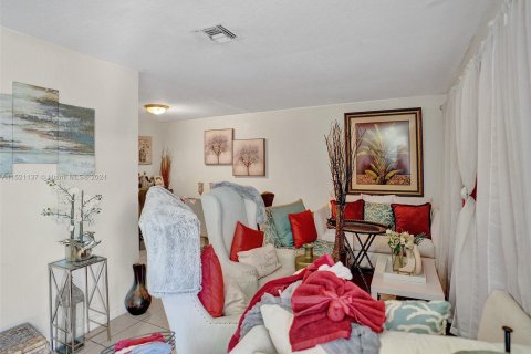 Купить коммерческую недвижимость в Маргит, Флорида 350.52м2, № 969813 - фото 7