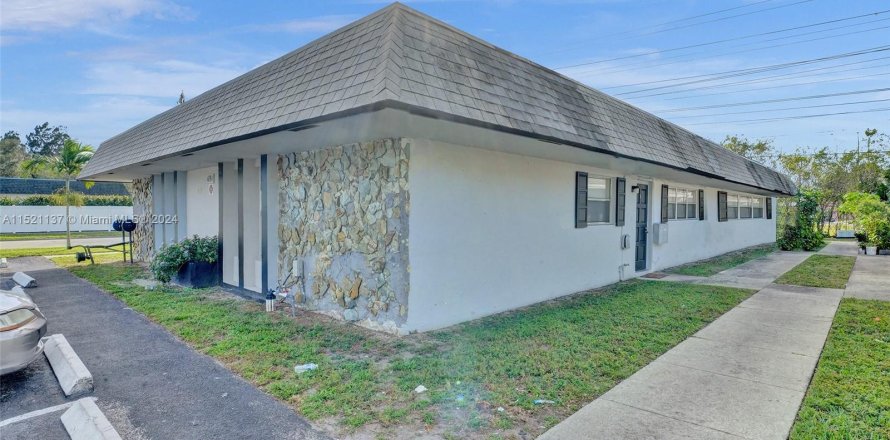 Commercial property in Margate, Florida 350.52 sq.m. № 969813