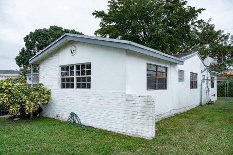 House in Miramar, Florida 3 bedrooms, 156.45 sq.m. № 969725 - photo 10
