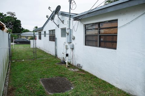 House in Miramar, Florida 3 bedrooms, 156.45 sq.m. № 969725 - photo 4