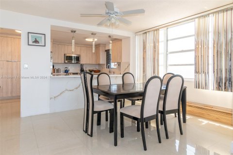 Condo in Aventura, Florida, 2 bedrooms  № 1215277 - photo 9