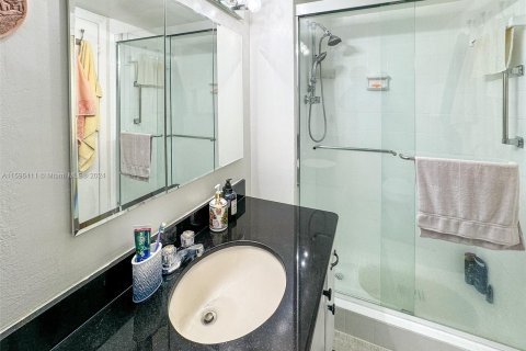 Condo in Aventura, Florida, 2 bedrooms  № 1215277 - photo 18