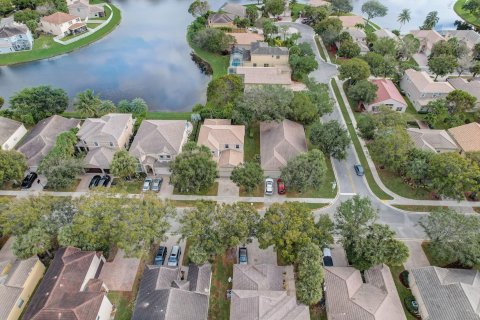 House in Coconut Creek, Florida 4 bedrooms, 248.42 sq.m. № 950028 - photo 12