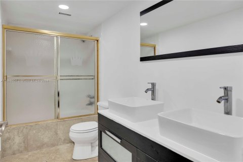 Condo in Miami Beach, Florida, 2 bedrooms  № 1348004 - photo 15