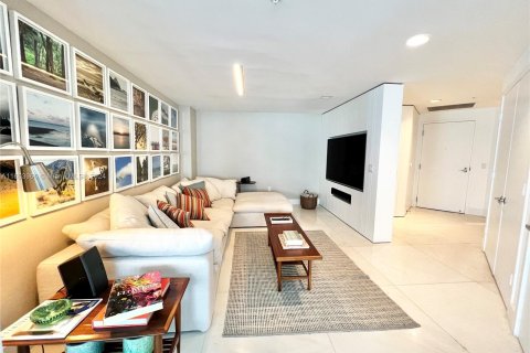 Condo in North Miami Beach, Florida, 2 bedrooms  № 1348333 - photo 1