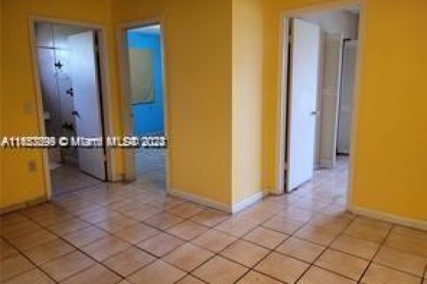 House in Miami, Florida 2 bedrooms, 211.35 sq.m. № 1348003 - photo 1