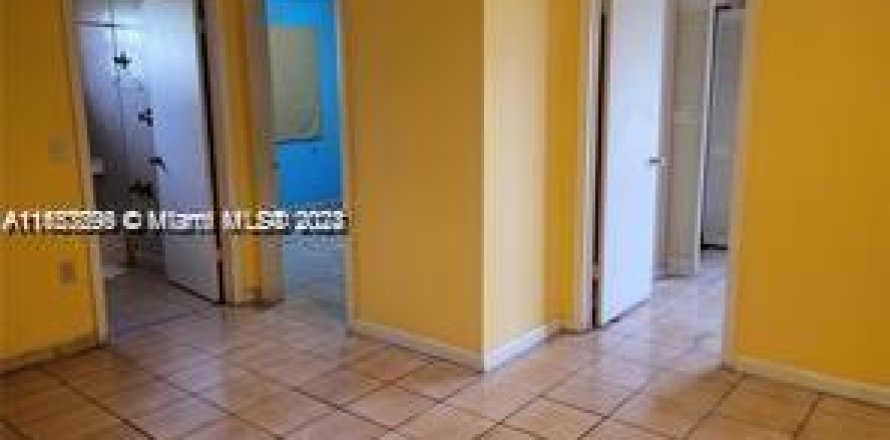 House in Miami, Florida 2 bedrooms, 211.35 sq.m. № 1348003