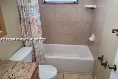 House in Miami, Florida 2 bedrooms, 211.35 sq.m. № 1348003 - photo 3