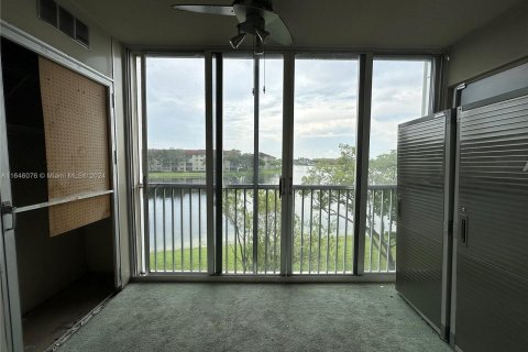 Condo in Pembroke Pines, Florida, 2 bedrooms  № 1328937 - photo 17