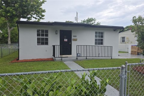 House in North Miami Beach, Florida 2 bedrooms, 81.01 sq.m. № 1329084 - photo 1