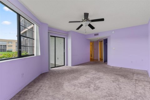 Condo in Tamarac, Florida, 2 bedrooms  № 1325790 - photo 19