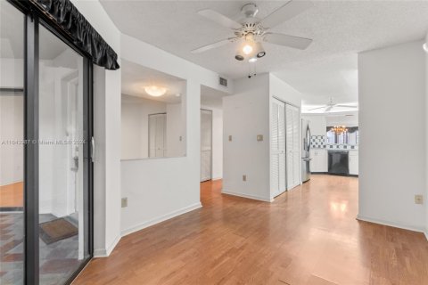 Condo in Tamarac, Florida, 2 bedrooms  № 1325790 - photo 8