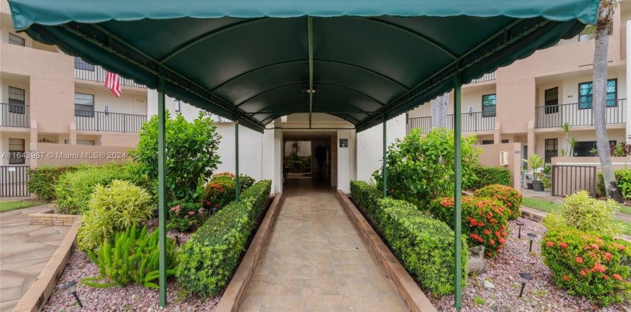 Condo in Tamarac, Florida, 2 bedrooms  № 1325790