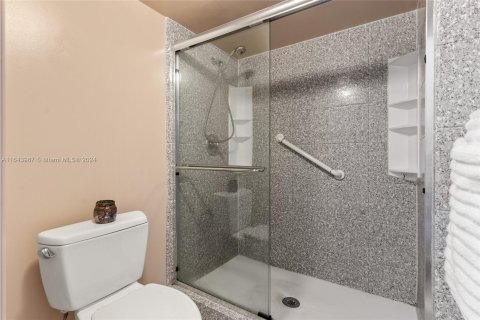 Condo in Tamarac, Florida, 2 bedrooms  № 1325790 - photo 21