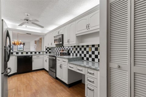 Condo in Tamarac, Florida, 2 bedrooms  № 1325790 - photo 10