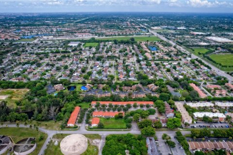 Купить коммерческую недвижимость в Дейви, Флорида № 33387 - фото 2