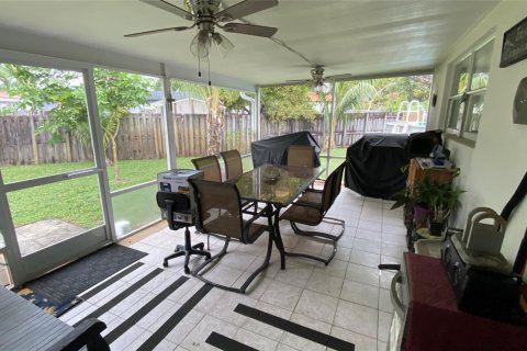 House in Oakland Park, Florida 3 bedrooms, 105.91 sq.m. № 936612 - photo 10