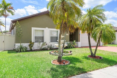 Casa en venta en Miami Lakes, Florida, 3 dormitorios, 199.18 m2 № 1132686 - foto 4