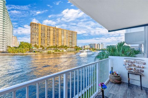 Condominio en venta en North Miami Beach, Florida, 1 dormitorio, 77.76 m2 № 1270566 - foto 4