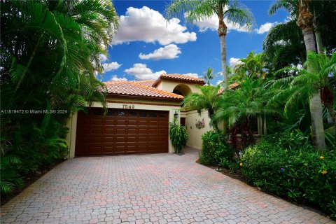 House in Boca Raton, Florida 2 bedrooms, 179.86 sq.m. № 1270522 - photo 1