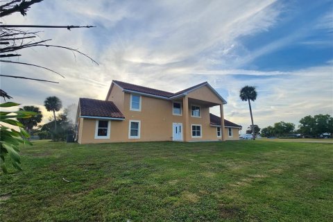 Villa ou maison à vendre à Okeechobee, Floride: 4 chambres, 408.77 m2 № 925792 - photo 2