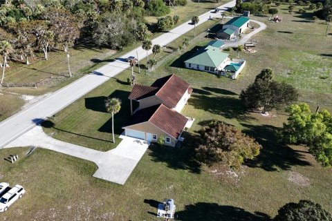 Casa en venta en Okeechobee, Florida, 4 dormitorios, 408.77 m2 № 925792 - foto 8