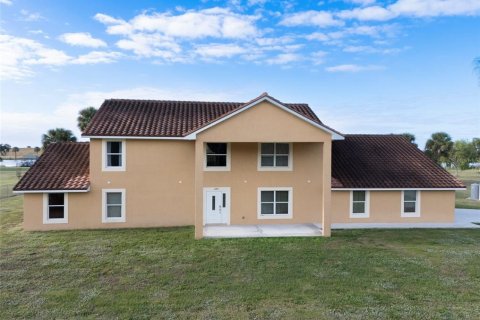 Casa en venta en Okeechobee, Florida, 4 dormitorios, 408.77 m2 № 925792 - foto 1