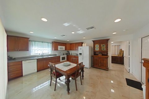 Casa en venta en Okeechobee, Florida, 4 dormitorios, 408.77 m2 № 925792 - foto 30