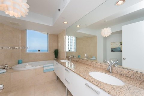 Condo in Sunny Isles Beach, Florida, 2 bedrooms  № 1305037 - photo 9