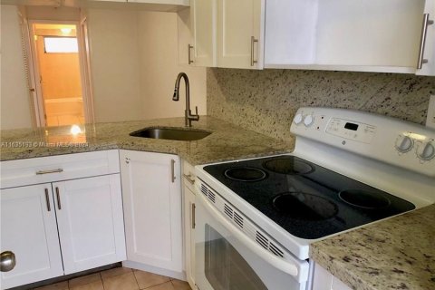 Condo in Miami Beach, Florida, 1 bedroom  № 1305042 - photo 6