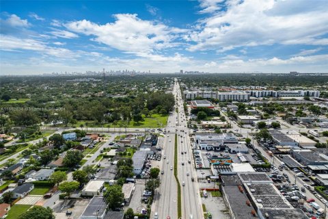 Propiedad comercial en venta en Miami, Florida № 1370773 - foto 10