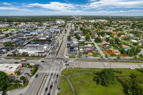 Propiedad comercial en venta en Miami, Florida № 1370773 - foto 6