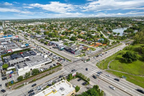 Propiedad comercial en venta en Miami, Florida № 1370773 - foto 5