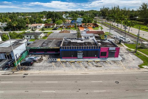 Propiedad comercial en venta en Miami, Florida № 1370773 - foto 1