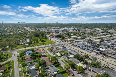 Commercial property in Miami, Florida № 1370773 - photo 9