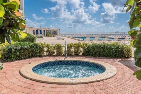 Copropriété à vendre à Hollywood, Floride: 2 chambres, 103.12 m2 № 1291172 - photo 16