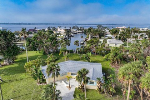 Villa ou maison à louer à Englewood, Floride: 2 chambres, 142.88 m2 № 1343211 - photo 1